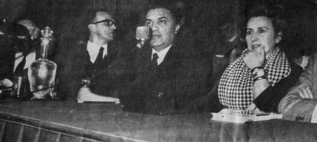 Federico Fellini e Camilla Cederna partecipano a uno dei "Sabati dell'Archiginnasio" - Fonte: "Comune di Bologna. Notiziario settimanale"