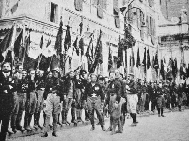 Squadristi in piazza Vittorio Emanuele II a Ravenna il 12 settembre 1921 
