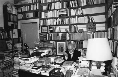 Il poeta Roberto Roversi all'interno della Libreria Palmaverde - foto da Provincia di Bologna (http://www.provincia.bologna.it)