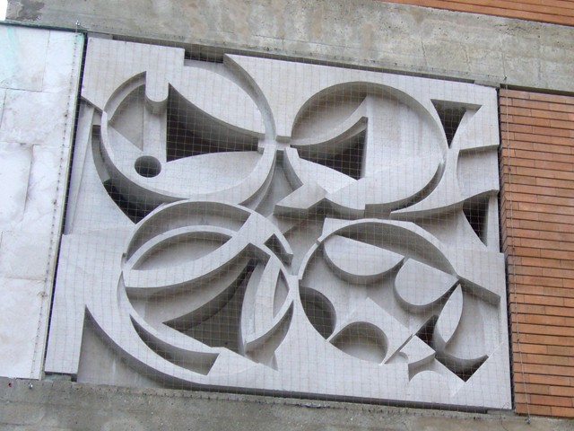 Pannello in pietra d'Istria - A. Leoni, 1970 ca - Istituto di Matematica - Università di BO