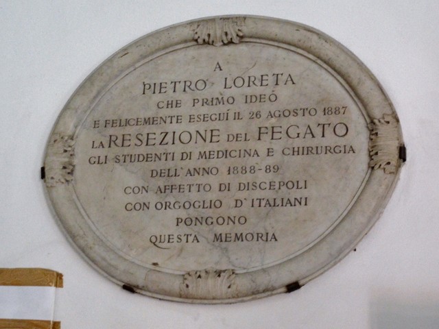 La lapide ricorda l'operazione del prof. Loreta al fegato il 26 agosto 1887