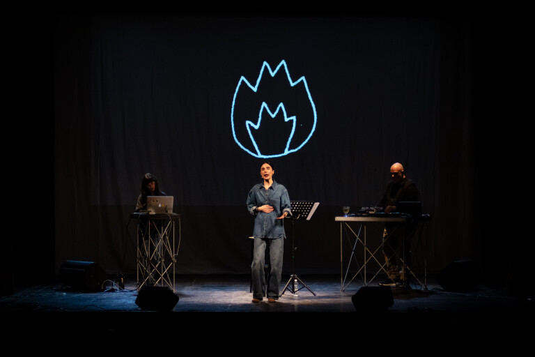 copertina di UNA STANZA TUTTA PER NOI