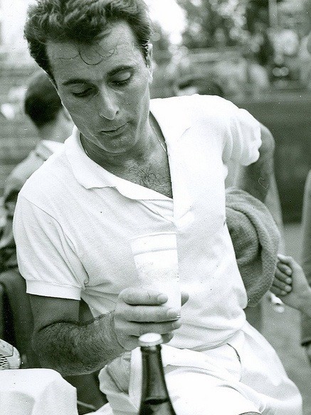 Beppe Merlo a un cambio di campo - Fonte: Tennis Archive - 1958 circa - Licenza d'uso: PD Italia - da Wikipedia