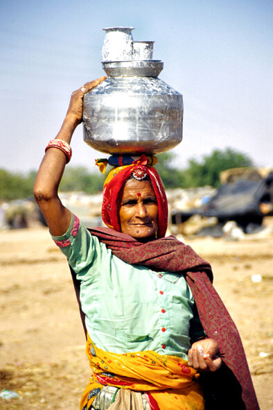 Anziana con contenitori di yogurt a Nagaur - India - 2004