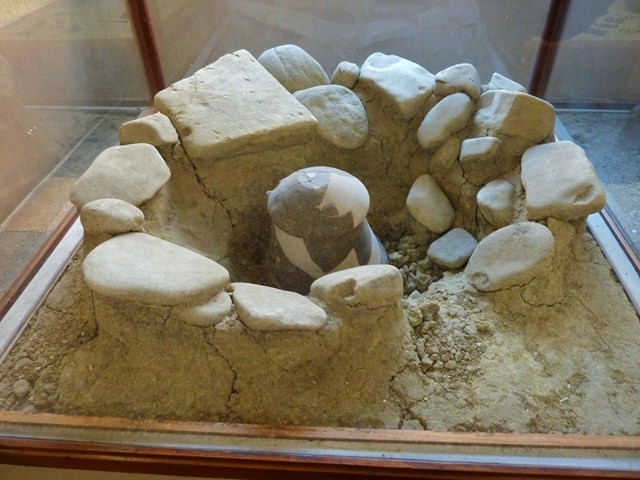 Una delle tombe rinvenute nella necropoli di San Vitale 