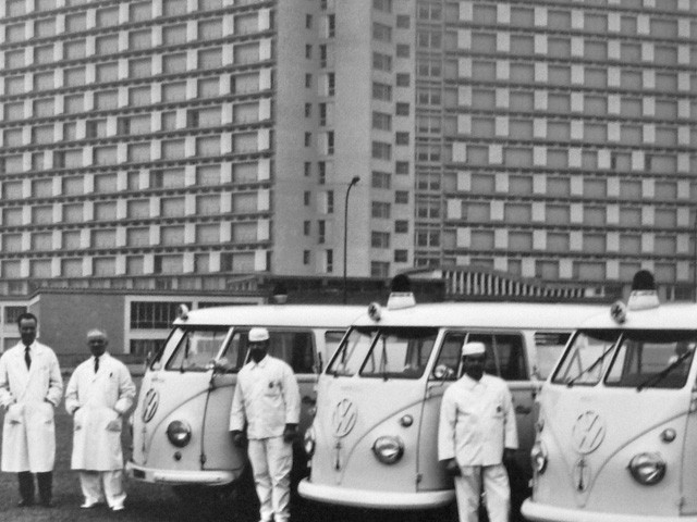 Ambulanze e personale davanti al Maggiore nel 1960 circa