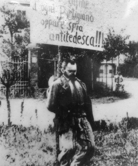 Partigiani uccisi a Casalecchio. Il cadavere di Alberto Raimondi è sormontato da un cartello minaccioso - Foto: sacrario dei caduti partigiani - piazza Nettuno (BO)