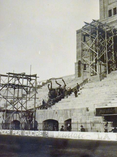 Collocazione della statua equestre di Mussolini sotto la Torre di Maratona al Littoriale (BO)