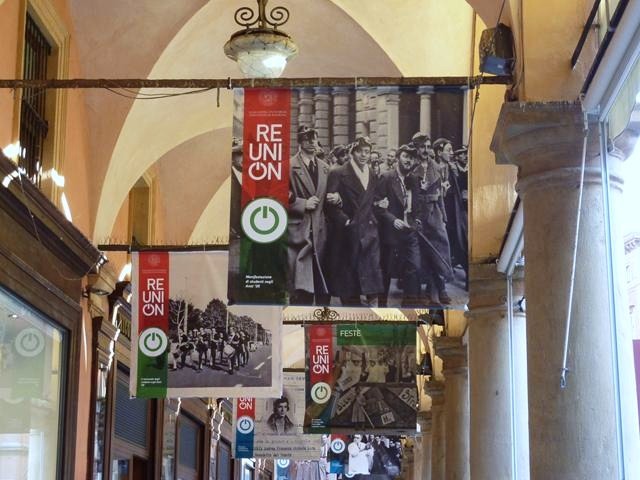 Mostra storica degli studenti lungo il portico dell'Archiginnasio