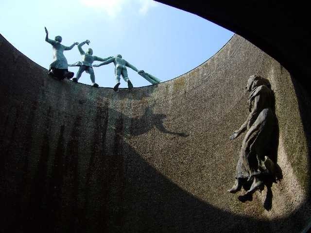 Il monumento dei caduti partigiani alla Certosa - arch. Piero Bottoni - interno