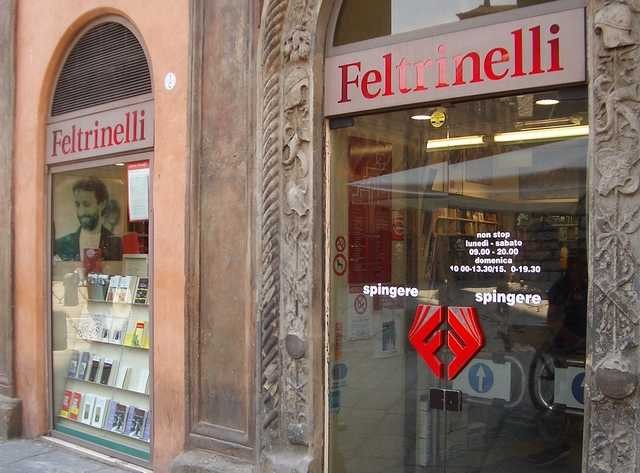 Entrata della Libreria Feltrinelli in piazza Ravegnana
