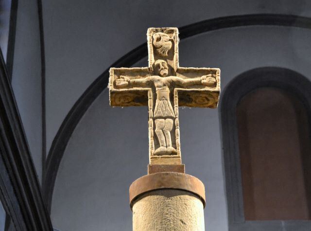 Colonna con Cristo crocidfisso 