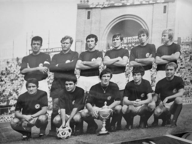 Il Bologna FC con il distintivo della Coppa Italia vinta nel 1970 - Mostra "Bologna FC 1909. 110 anni di grande calcio" - Villa delle Rose - via Saragozza (BO) - 2019