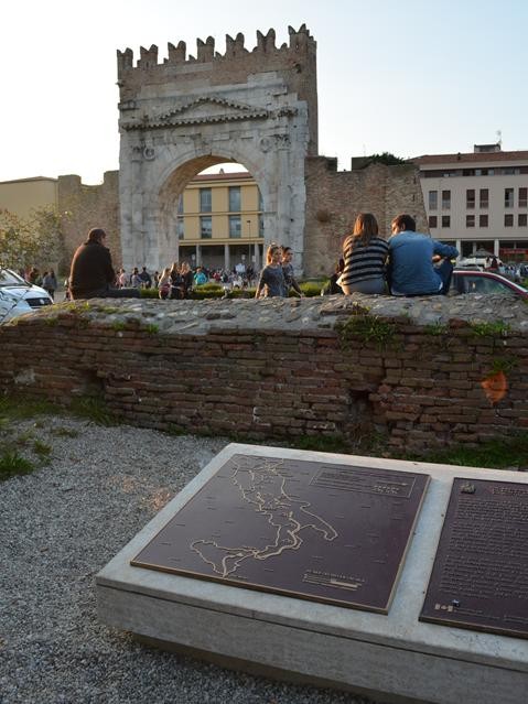 Il monumento ai canadesi davanti all'arco di Augusto a Rimini