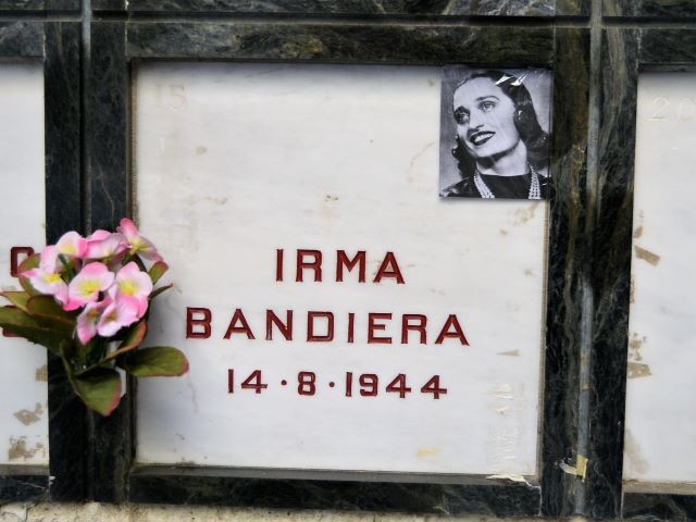 Tomba di Irma Bandiera nel Monumento Ossario dei Partigiani alla Certosa (BO) - 2021
