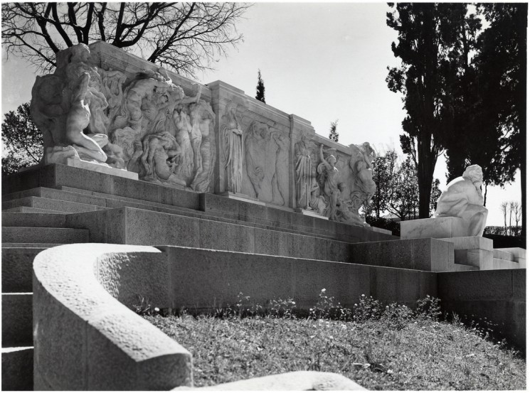copertina di Sopra la scalinata l'altorilievo suddiviso in tre campi (Bologna, A. Villani)