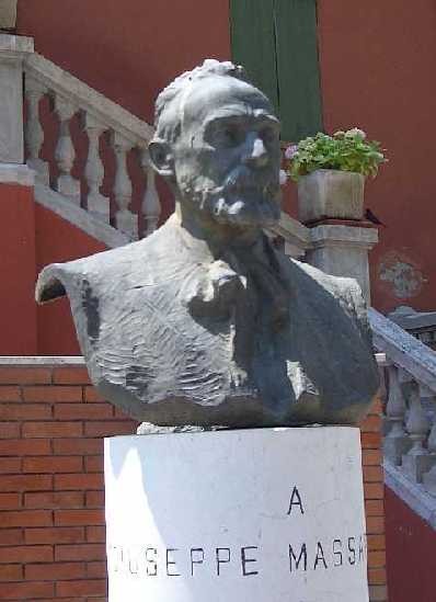 Busto di Giuseppe Massarenti davanti alla Tenuta centrale della Cooperativa di Molinella