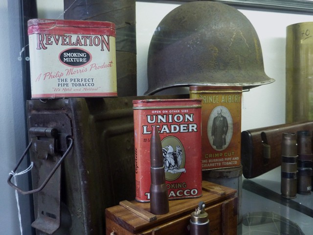 Elmetto, munizioni e scatole di tabacco in dotazione all'esercito americano sulla Linea Gotica 
