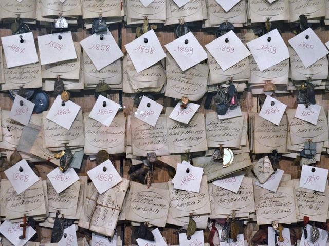 Il medagliere degli esposti - oggetti lasciati tra le fasce dei bambini abbandonati - Mostra Palazzo Pepoli Campogrande (BO) - 2014