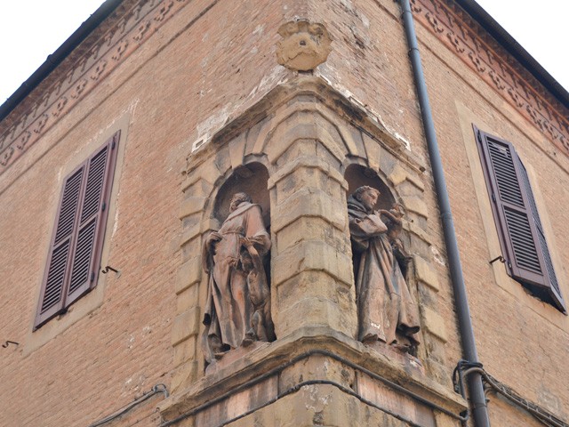 Le due statue fatte restaurare dall'Arcivescovo per grazia ricevuta