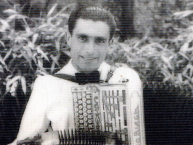 Leonildo Marcheselli con organetto e fisarmonica - Fonte: Paolo Marcheselli, figlio di Nildo - Pubblico dominio - da Wikipedia