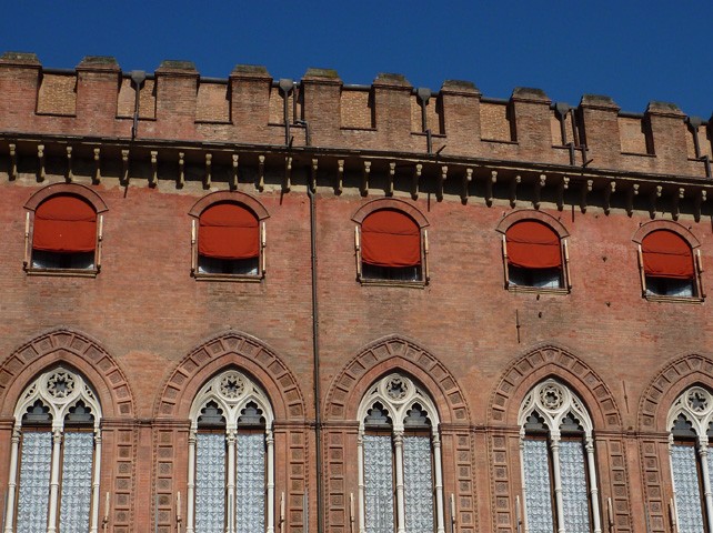 Le finestre della facciata del Fioravanti con le bifore ricostruite dal Casanova nel 1935