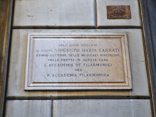 Lapide all'ingresso di Palazzo Carrati 