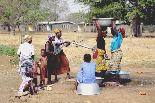 Pompaggio a mano al pozzo di Wechiau - Ghana - 2005