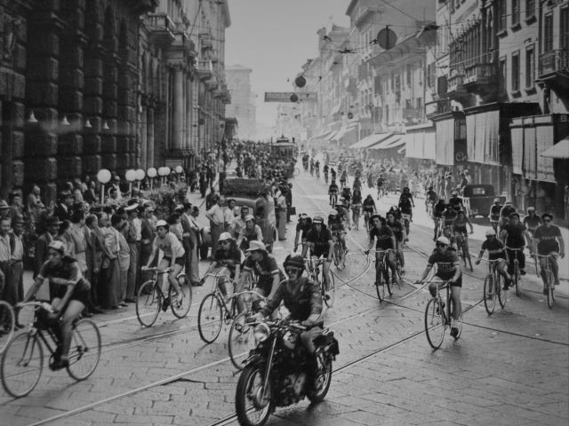 La Corsa al Mare femminile per le strade di Bologna