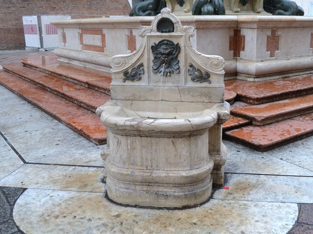 Una delle quattro storiche fontanine del Nettuno (BO)