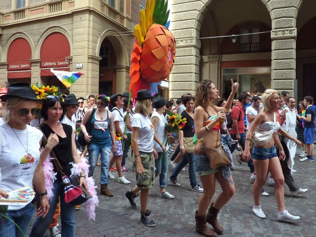 Un momento festoso del corteo del Bologna Pride 