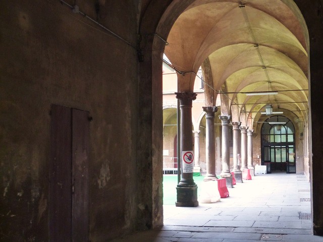 Accesso al chiostro interno dell'ex convento di San Procolo (BO) 