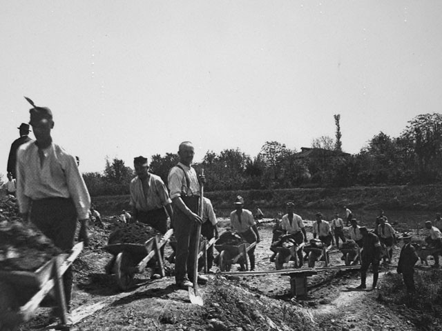 Prigionieri austriaci impiegati nei lavori della bonifica