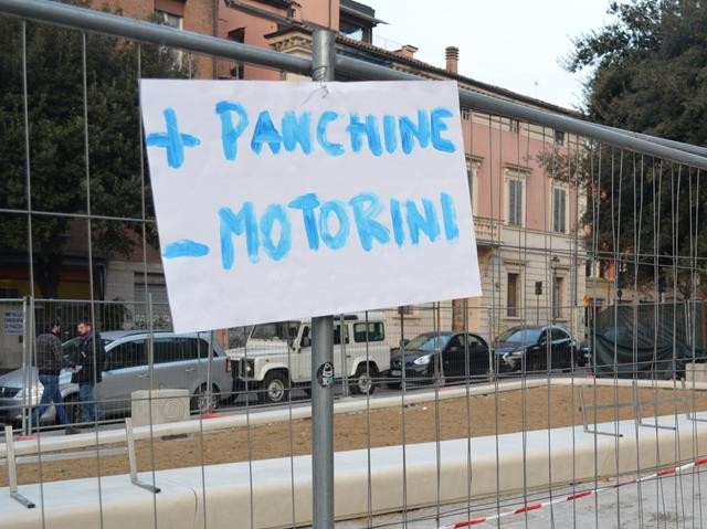 Cartello a favore della chiusura di Piazza San Francesco (BO)