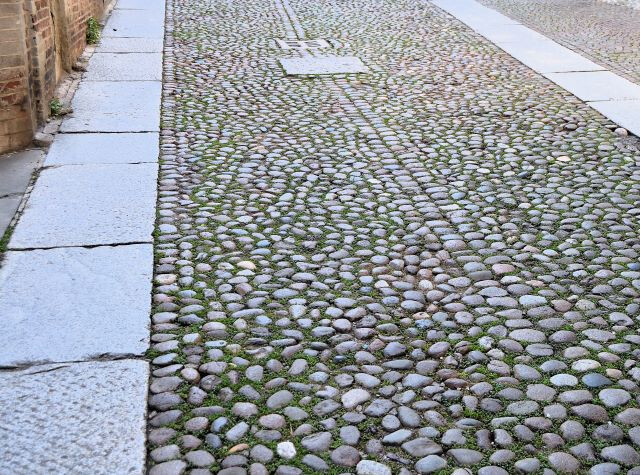 Tratto di fondo stradale selciato