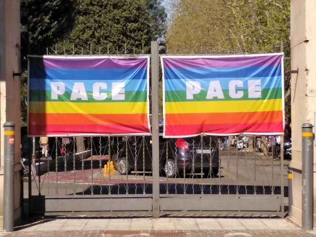 Bandiere della pace all'ingresso del Policlinico Sant'Orsola (BO)