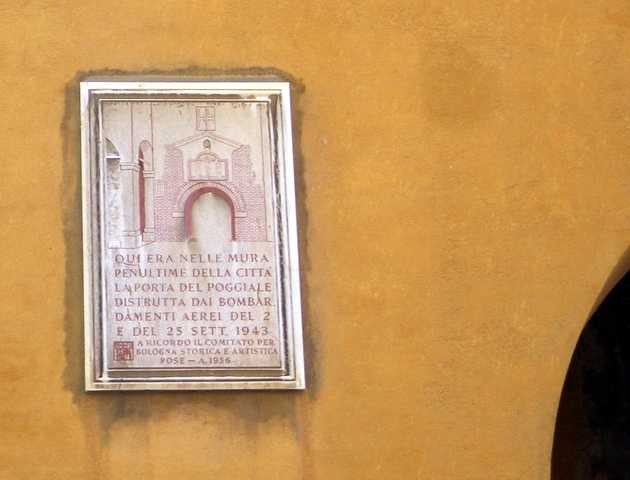 Lapide posta dal Comitato per Bologna storica e artistica a ricordo della Porta del Poggiale in via Nazario Sauro