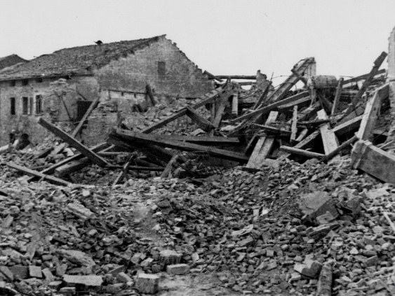 Il teatro Aleotti distrutto il 12 aprile 1945