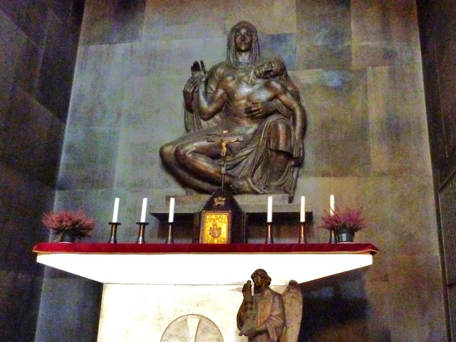 La Pietà di B. Boari nella Cappella dei caduti - chiesa di S.M. Mascarella (BO)