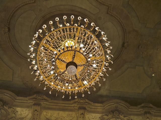 Uno dei lampadari del Teatro comunale (BO)