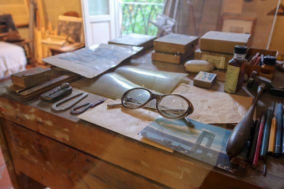 Gli occhiali di Lia Fava nello studio di Giorgio Morandi