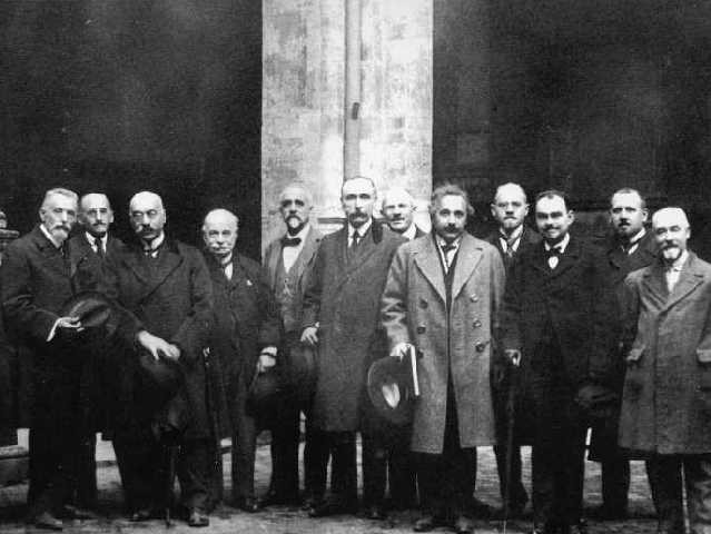Einstein con Enriques e altri scienziati a Bologna nel 1921 
