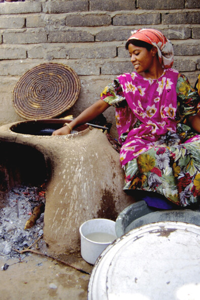 Ragazza si occupa di un forno - Al Ma'ras - Yemen - 1996