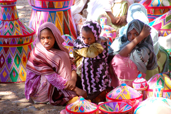 Ragazze tra ceste colorate al mercato di Axum - Etiopia - 2011