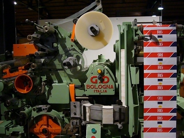 Macchina incartatrice di sigarette GD esposta al Museo del Patrimonio industriale di Bologna