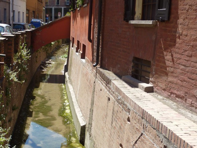 Un tratto del canale del Ravone