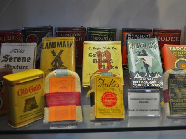 Pacchetti di sigarette ritrovati nelle trincee della Winter Line - Museo di Iola di Montese (MO)