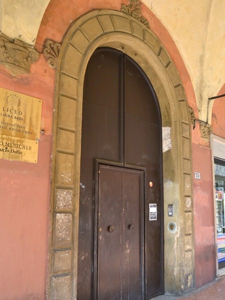Ex convento dei Certosini annesso alla chiesetta di S. Anna - ora Liceo Laura Bassi - ingresso