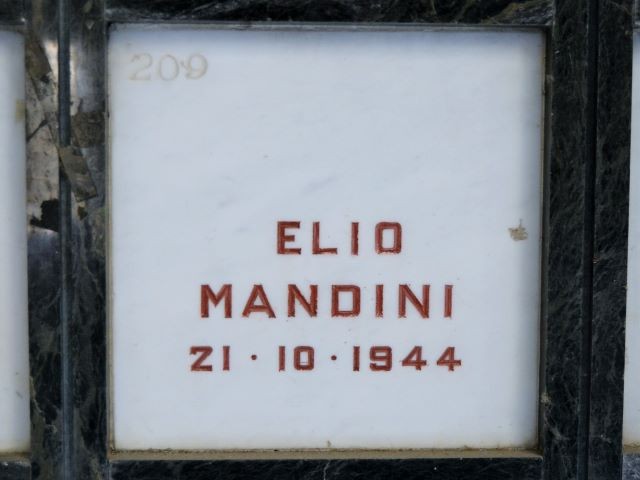 Tomba di Elio Mandini nel Monumento Ossario dei Partigiani - Cimitero della Certosa (BO)
