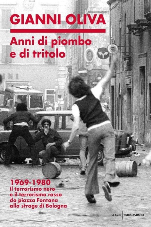 copertina di Anni di piombo e di tritolo. 1969-1980 : il terrorismo nero e il terrorismo rosso da Piazza Fontana alla strage di Bologna